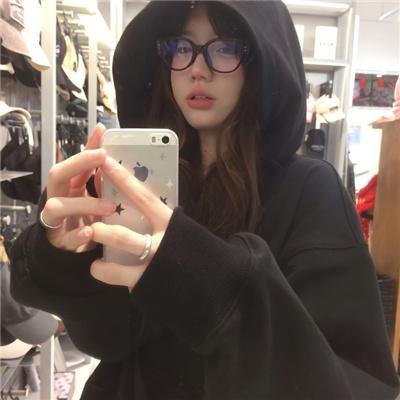 与一位女士合影